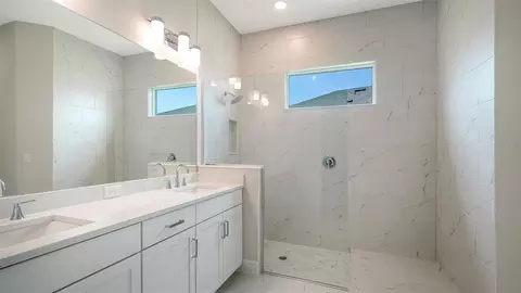 Bath - 14412 Skipping Stone Loop, Parrish, FL 34219 photo 2 of 3