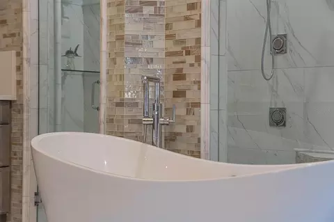 Bath - 11424 Harbourside Ln, Parrish, FL 34219 photo 8 of 10