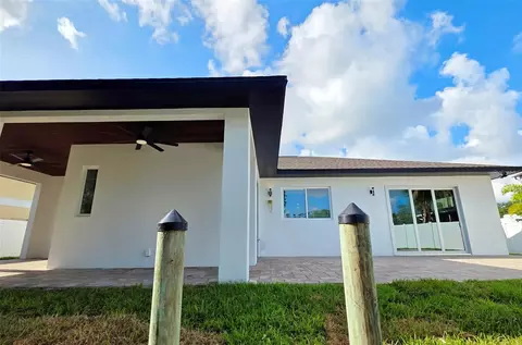 Exterior - 3017 Pine St, Bradenton, FL 34208 photo 6 of 10