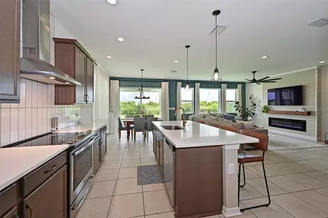 Kitchen - 11124 Moonsail Dr, Parrish, FL 34219 photo 5 of 6