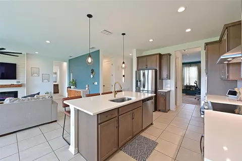 Kitchen - 11124 Moonsail Dr, Parrish, FL 34219 photo 3 of 6