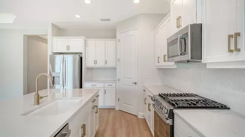 Kitchen - 10005 Powell Ave, Parrish, FL 34219 photo 3 of 4