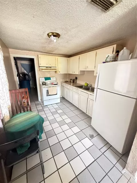 Kitchen - 4212 9th St E, Bradenton, FL 34208 photo 4 of 5