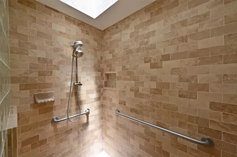Bath - 6708 90th St E, Bradenton, FL 34202 photo 2 of 4