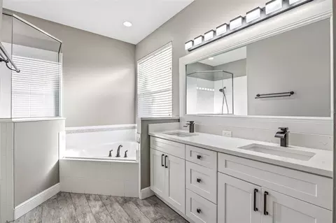 Bath - 6631 63rd Ter E, Bradenton, FL 34203 photo 2 of 5