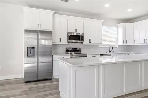 Kitchen - 6631 63rd Ter E, Bradenton, FL 34203 photo 3 of 5