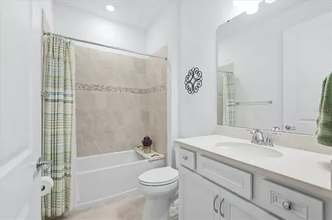 Bath - 9289 Ballaster Pointe Loop, Parrish, FL 34219 photo 3 of 3