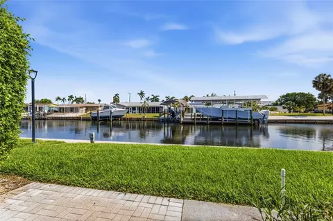Exterior - 9821 Hernando Ct, Bradenton, FL 34210 photo 5 of 9