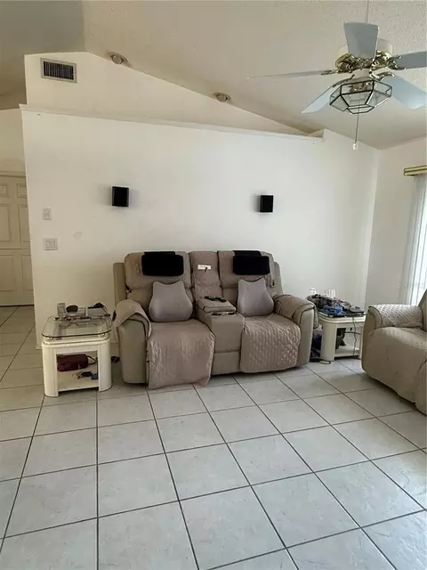 Living - 4675 32nd Ct E, Bradenton, FL 34203 photo 5 of 8