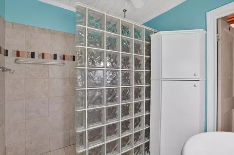 Bath - 811 Sarabay Rd, Osprey, FL 34229 photo 3 of 3