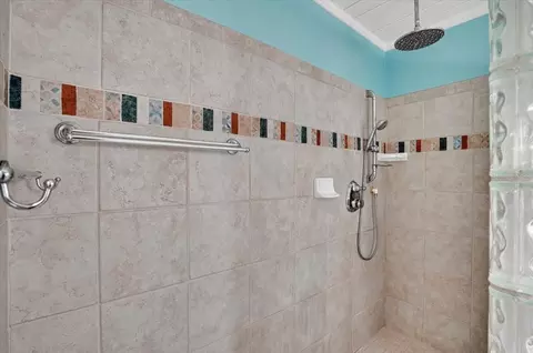 Bath - 811 Sarabay Rd, Osprey, FL 34229 photo 2 of 3
