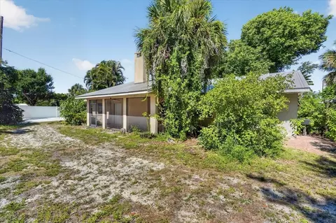 Exterior - 811 Sarabay Rd, Osprey, FL 34229 photo 5 of 10