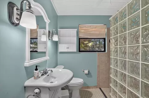 Bath - 811 Sarabay Rd, Osprey, FL 34229 photo 1 of 3
