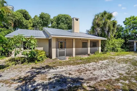 Exterior - 811 Sarabay Rd, Osprey, FL 34229 photo 3 of 10