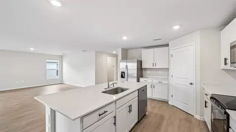 Kitchen - 17516 Whiskey Creek Trl, Parrish, FL 34219 photo 3 of 4