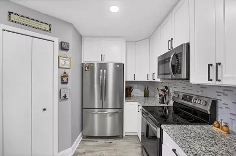 Kitchen - 11302 3rd Ave E, Bradenton, FL 34212 photo 4 of 4