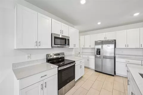 Kitchen - 8807 Sunset Park Trl, Parrish, FL 34219 photo 5 of 7