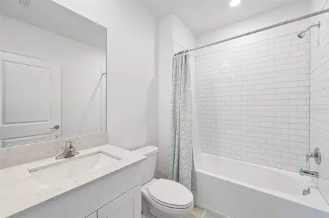 Bath - 8807 Sunset Park Trl, Parrish, FL 34219 photo 1 of 4