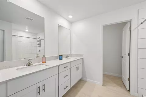Bath - 8807 Sunset Park Trl, Parrish, FL 34219 photo 2 of 4