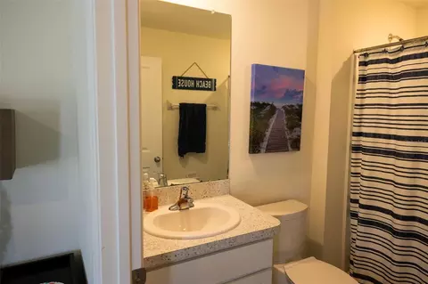 Bath - 10428 Flathead Dr, Parrish, FL 34219 photo 2 of 3