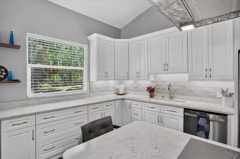 Kitchen - 11740 Darsey Rd, Parrish, FL 34219 photo 3 of 8
