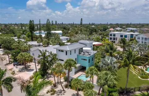 471 Island Cir, Sarasota, FL 34242
