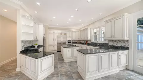 Kitchen - 916 Macewen Dr, Osprey, FL 34229 photo 5 of 7