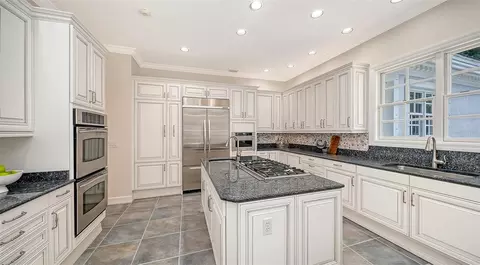 Kitchen - 916 Macewen Dr, Osprey, FL 34229 photo 2 of 7