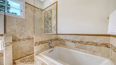 Bath - 916 Macewen Dr, Osprey, FL 34229 photo 10 of 11