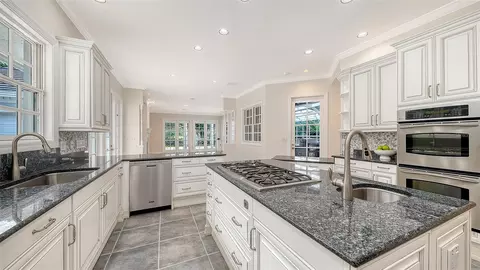 Kitchen - 916 Macewen Dr, Osprey, FL 34229 photo 1 of 7
