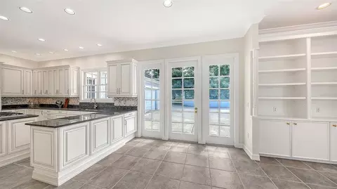 Kitchen - 916 Macewen Dr, Osprey, FL 34229 photo 6 of 7