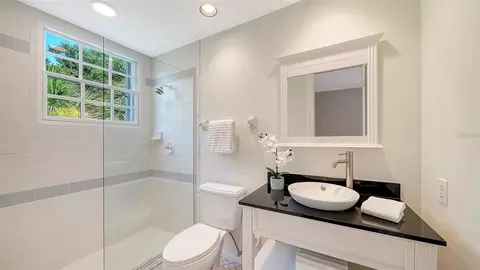 Bath - 916 Macewen Dr, Osprey, FL 34229 photo 8 of 11