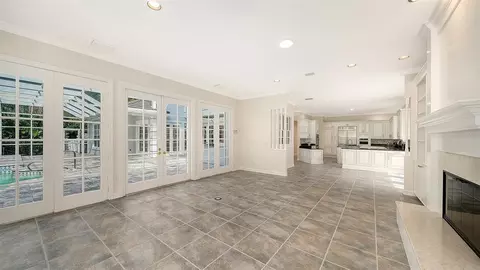 Living - 916 Macewen Dr, Osprey, FL 34229 photo 5 of 13