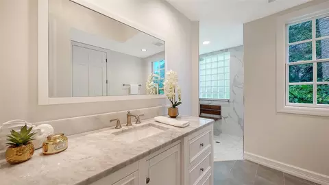 Bath - 916 Macewen Dr, Osprey, FL 34229 photo 3 of 11