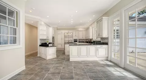 Kitchen - 916 Macewen Dr, Osprey, FL 34229 photo 7 of 7