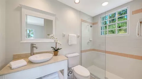 Bath - 916 Macewen Dr, Osprey, FL 34229 photo 7 of 11