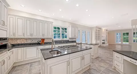 Kitchen - 916 Macewen Dr, Osprey, FL 34229 photo 4 of 7