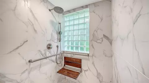 Bath - 916 Macewen Dr, Osprey, FL 34229 photo 4 of 11