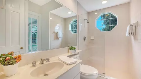 Bath - 916 Macewen Dr, Osprey, FL 34229 photo 11 of 11