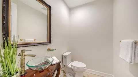 Bath - 916 Macewen Dr, Osprey, FL 34229 photo 5 of 11