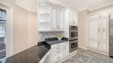 Kitchen - 916 Macewen Dr, Osprey, FL 34229 photo 3 of 7