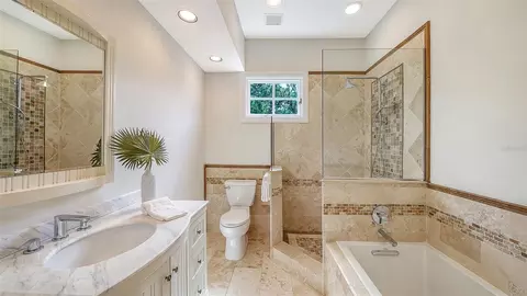 Bath - 916 Macewen Dr, Osprey, FL 34229 photo 9 of 11