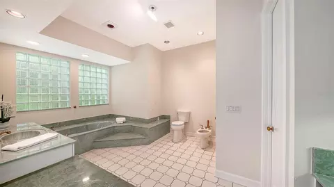 Bath - 916 Macewen Dr, Osprey, FL 34229 photo 1 of 11