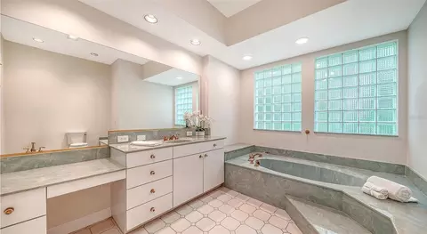 Bath - 916 Macewen Dr, Osprey, FL 34229 photo 2 of 11