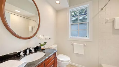 Bath - 916 Macewen Dr, Osprey, FL 34229 photo 6 of 11