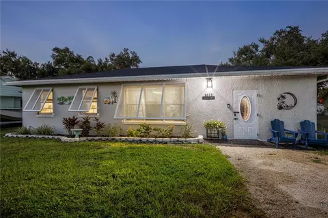 1611 27th St W, Bradenton, FL 34205