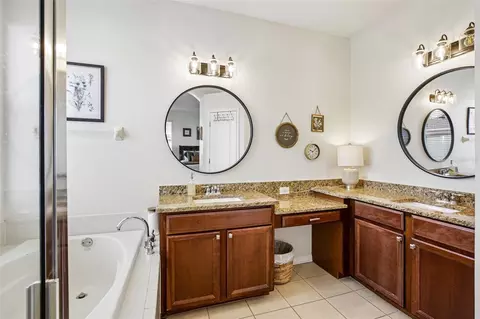 Bath - 4907 58th Ter E, Bradenton, FL 34203 photo 1 of 3