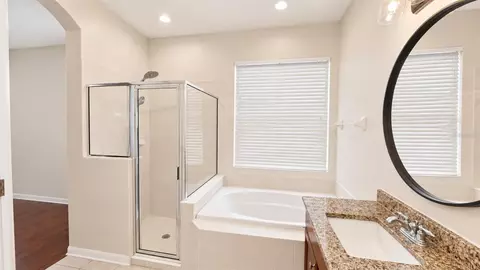 Bath - 4907 58th Ter E, Bradenton, FL 34203 photo 2 of 3