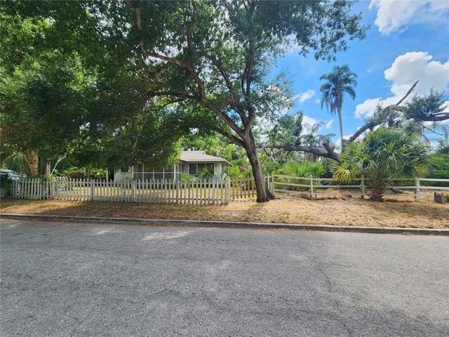 1208 28th St W, Bradenton, FL 34205