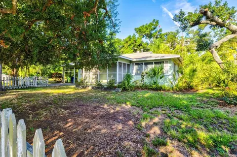 1208 28th St W, Bradenton, FL 34205